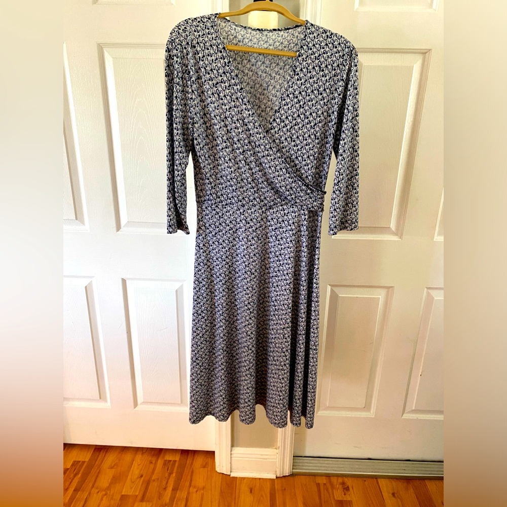 Dress Women’s Large navy and white v-neck 3/4 sleeves.